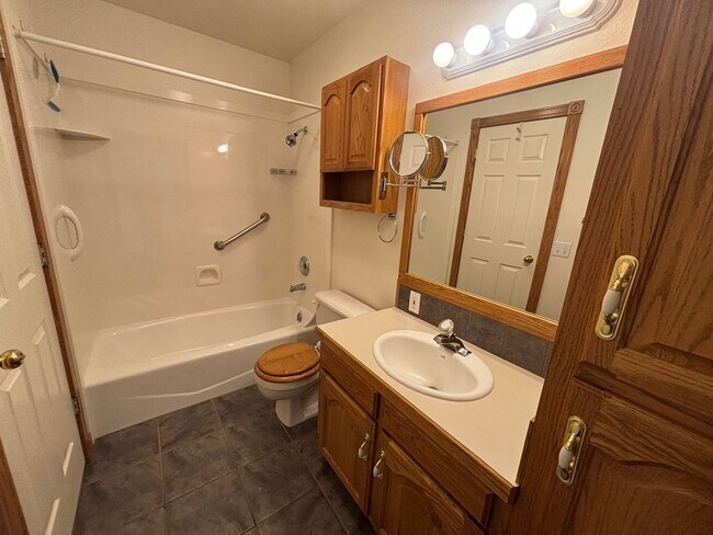 Foto del edificio - Beautiful 2 Bedroom 2 Bathroom Storage Galore!