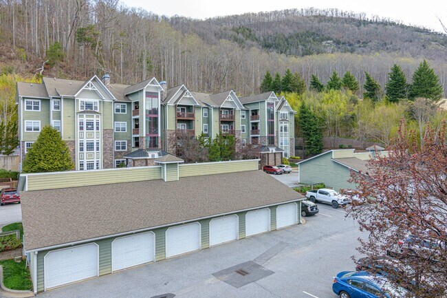 Foto del edificio - Beautiful 1-Bedroom Condo with Detached Garage in the Eastwood Village complex available (Water I...