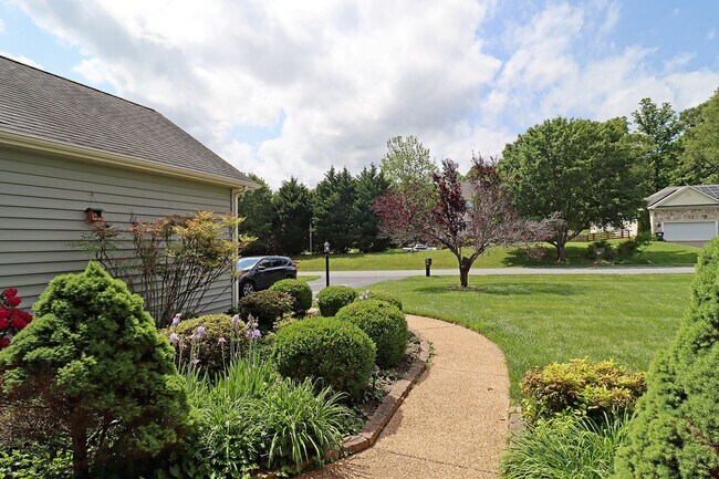Building Photo - Pet-Friendly One Level Living Waterfront Home