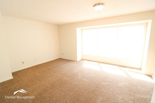 Foto del edificio - Spacious 3 bedroom townhome with a fenced in backyard!