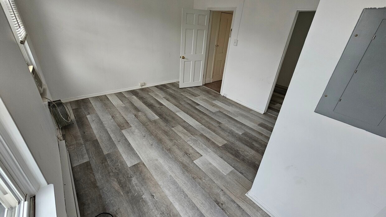 Main room - 1910 Catharine Street