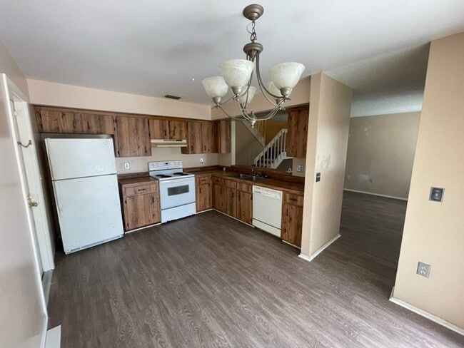 Building Photo - FOR RENT!! CUTE AND COZY WITH GARAGE... RECENLTY UPDATED