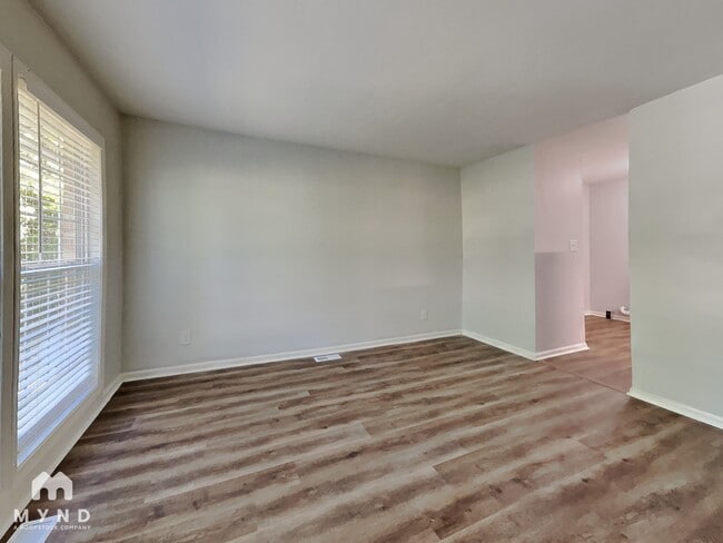 Building Photo - 910 Pond St