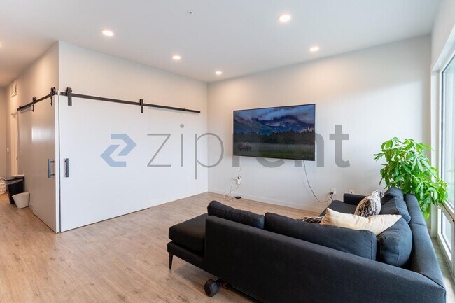 Building Photo - Unit 302