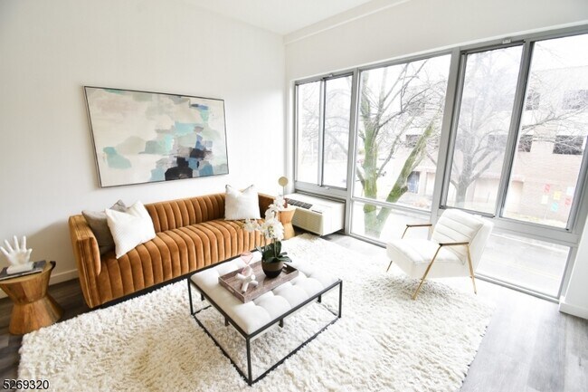 Foto del edificio - 100 Evergreen Pl