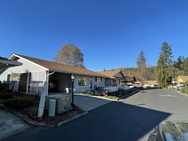 Building Photo - 721 Brookside Cir