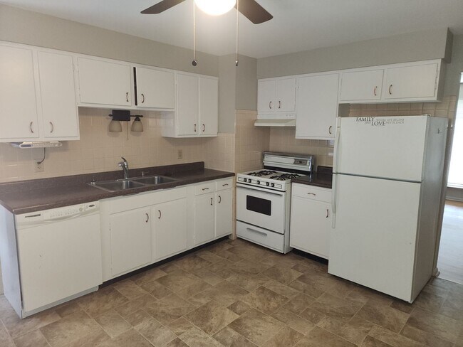 Foto del edificio - Gorgeous 3 Bedroom 1.5 Bath available in a...