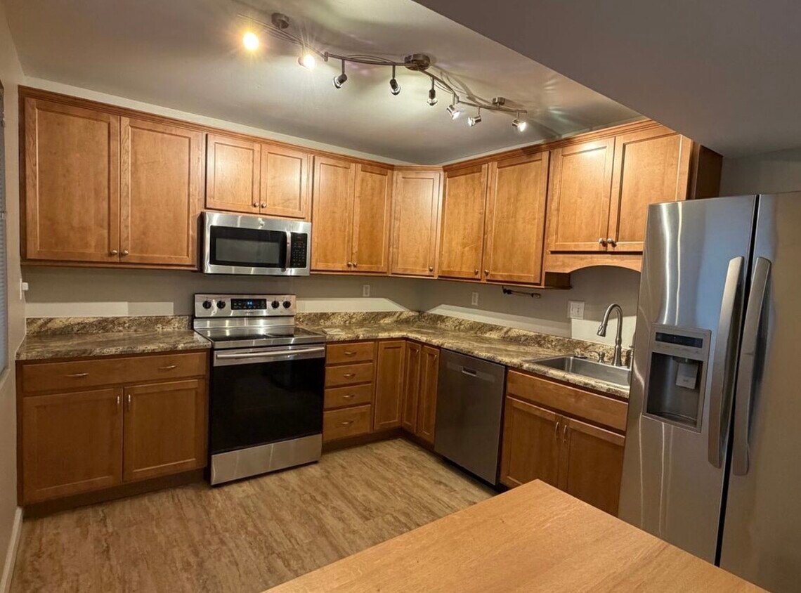 Building Photo - 463 Down Hill Dr