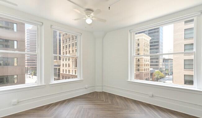 Dormitorios con techos altos y elementos originales. - Bank Lofts