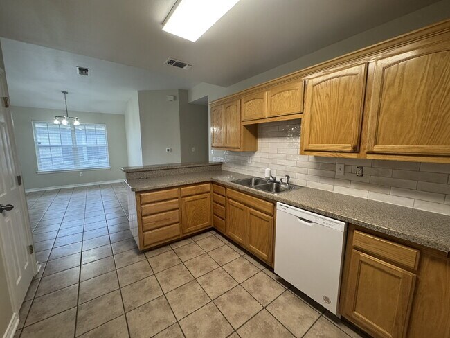 Foto del edificio - 3 bedroom 2 bath brick duplex in excellent...