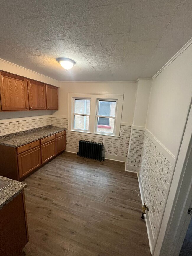 Foto del edificio - 3-Bed Home w/ Driveway & Enclosed Porches – Convenient Rochester Location