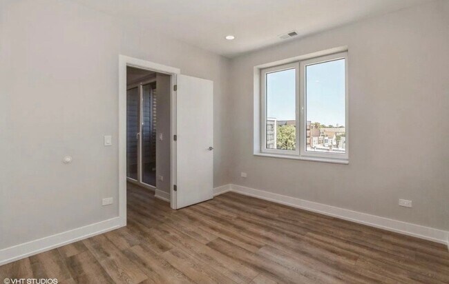 Foto del edificio - 3729 W Belmont Ave