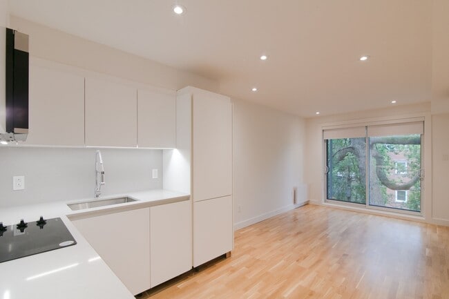 Building Photo - 3195 Av. Van Horne