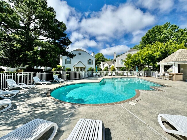 Foto del edificio - Available 06-15-25! End-Unit Condo w/2 Pri...
