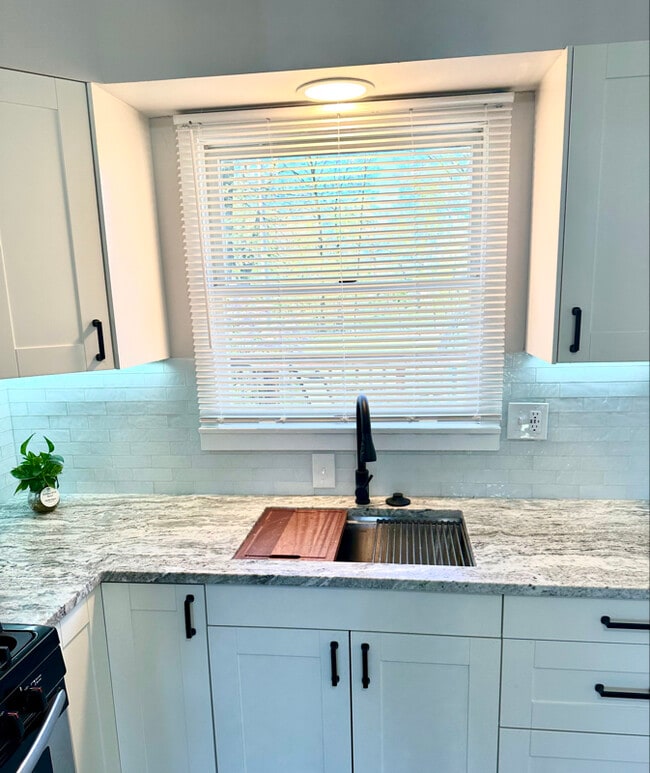 Foto del edificio - 2168 Plainfield Ave