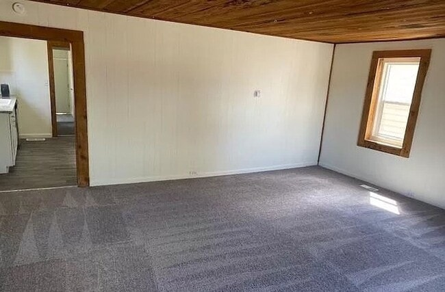 Building Photo - 2 Bedroom 1 Bath with W/D Hook Ups!