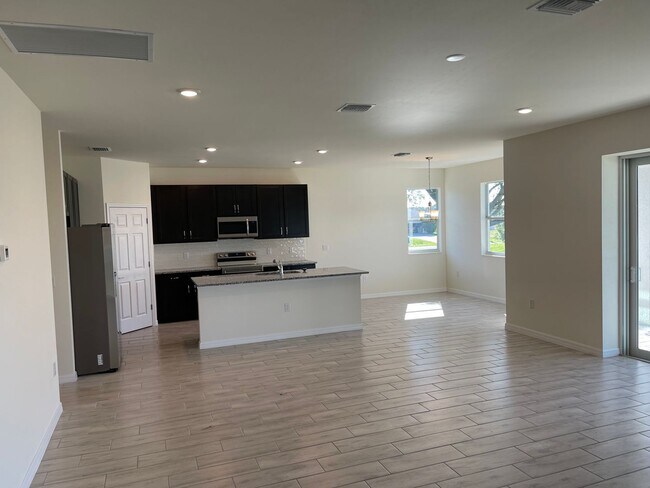 Foto del edificio - Stunning and spacious Single Family Home!