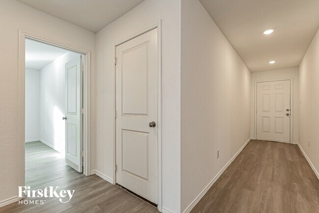 Building Photo - 10647 Vinateros Dr