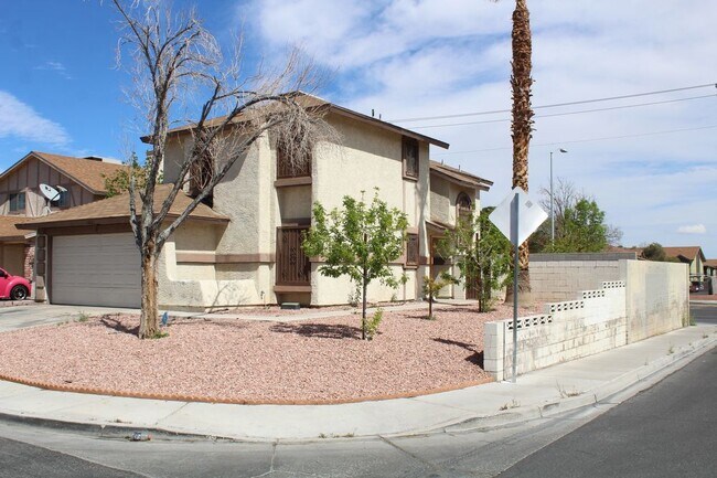 Foto del edificio - Great 4 bedroom Home on Corner Lot