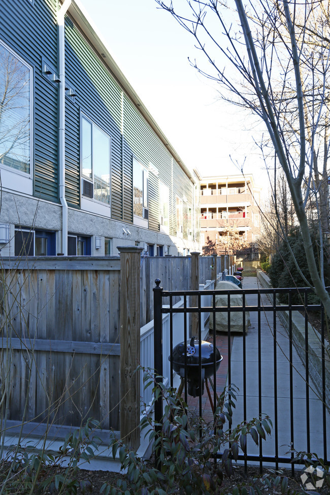 Building Photo - Lincoln Way Apartments