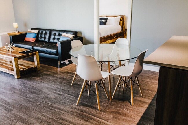 Photo du bâtiment - 815 Sterling Lyon Pkwy