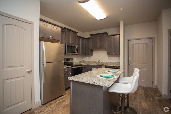 1BR, 1BA - 741SF - C Model - Lone Oak Apartments