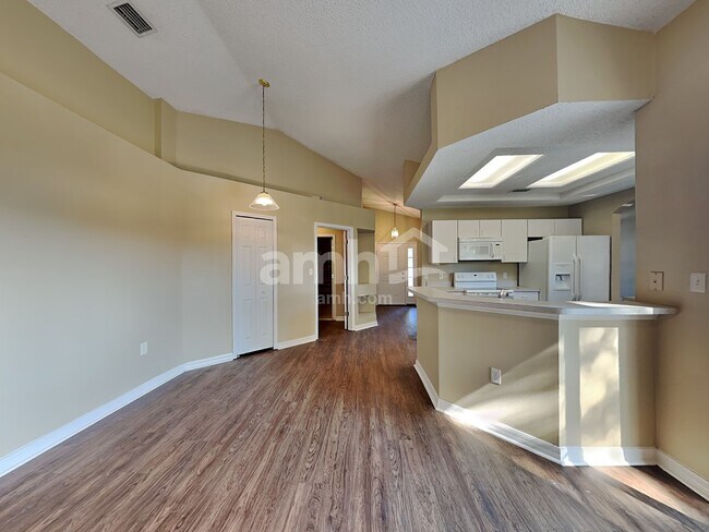 Building Photo - 558 Hatcher St SE