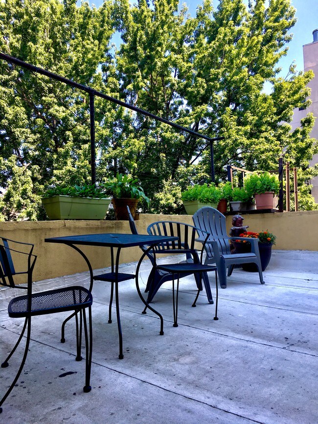 Foto del edificio - 422 E 116th St