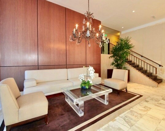 Lobby - 999 N Doheny Dr