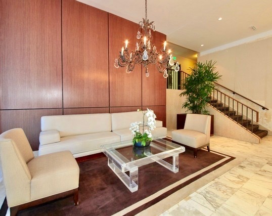 Lobby - 999 N Doheny Dr