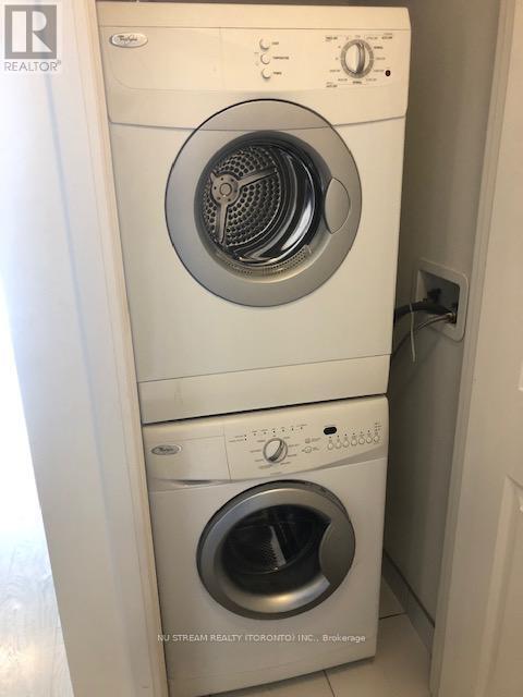 Photo du bâtiment - 88 Sheppard Ave E