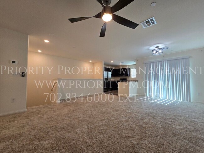 Foto del edificio - Gated~ 3 Bedroom ~ 2 Bath Townhome w/2 Car Garage~MUST SEE!