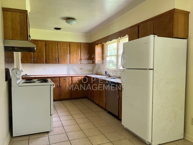 Building Photo - 3 Bedroom, 2 Bathroom House is Available Now!