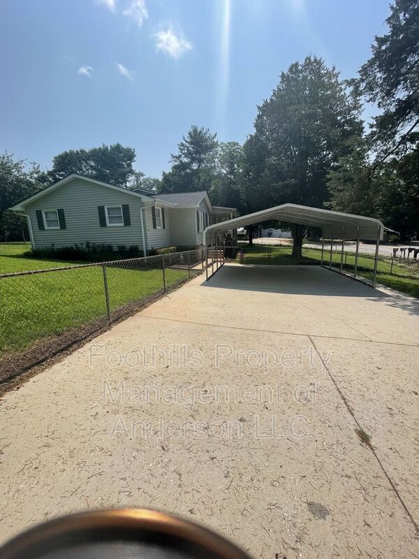 Foto del edificio - 121 Point Lookout Rd