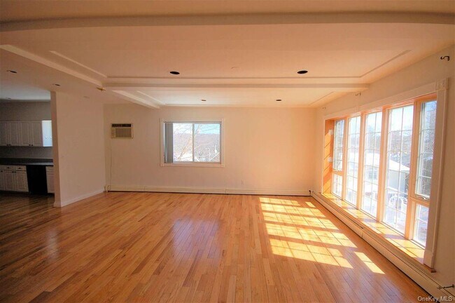 Building Photo - 5633 Sylvan Ave