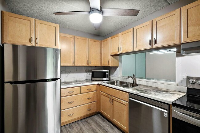 Foto del edificio - 10411 Cedar Lk Rd S