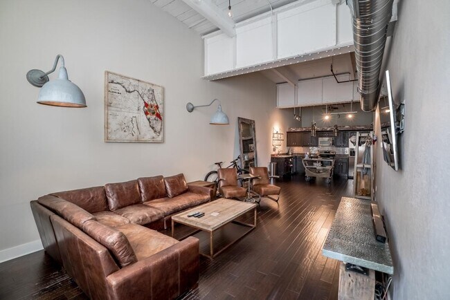 Foto del edificio - Beautiful 2 bedroom/2 bathroom loft with e...