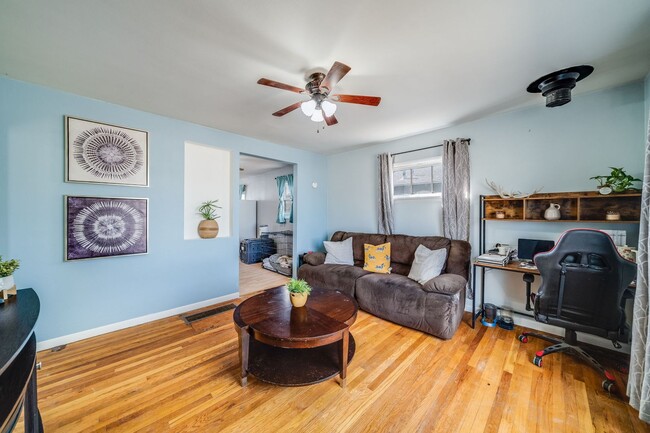 Foto del edificio - 605 E 8th St