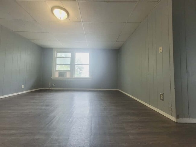 Building Photo - 424 1/2 N Wheeler Ave