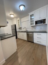 Building Photo - 675 Sharon Park Dr
