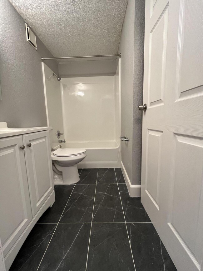 Building Photo - 2357 Greengate Cir