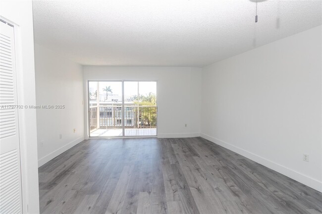 Foto del edificio - 3948 NE 169th St