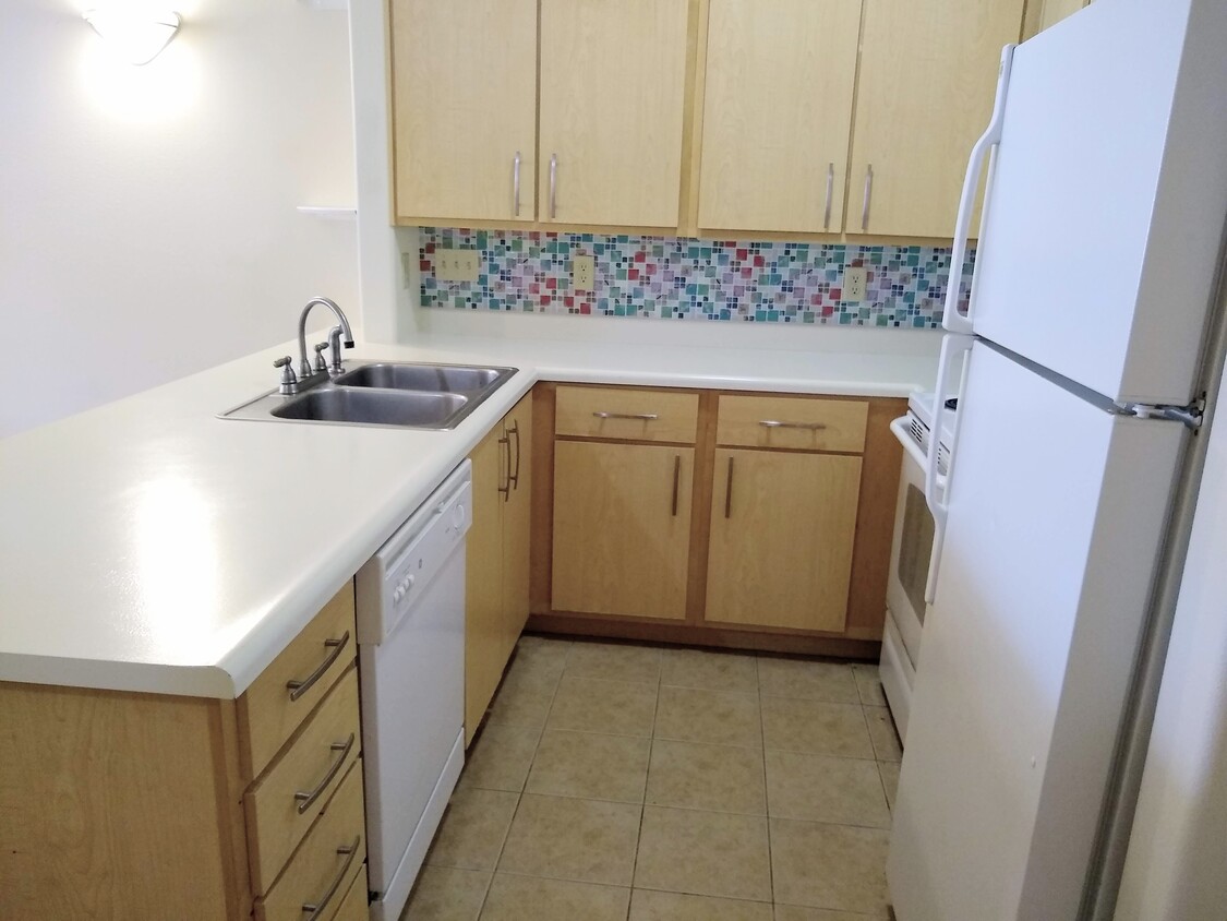 Kitchen - 400 NE 100th Ave