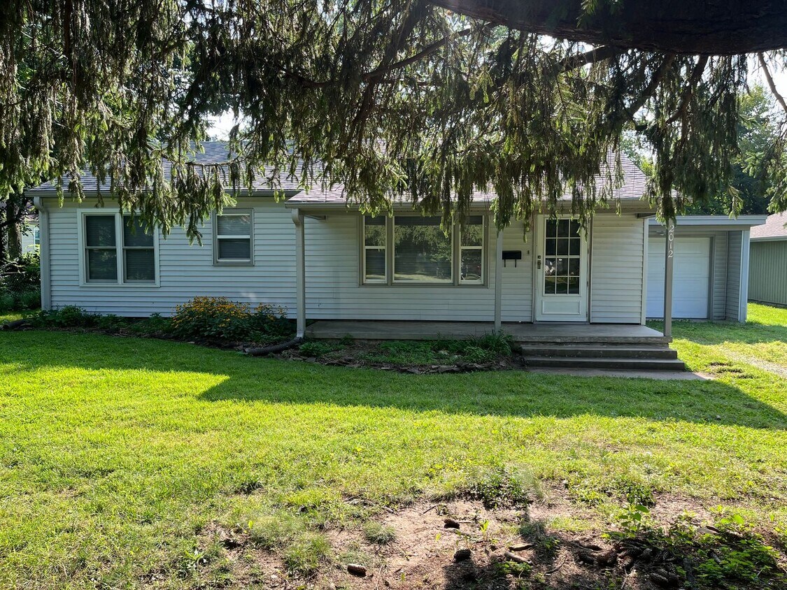 Foto principal - Charming 2 Bedroom with HUGE Yard!