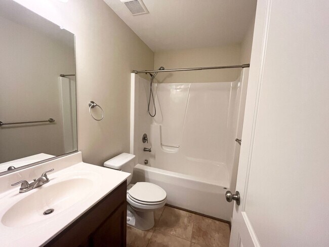 Foto del edificio - 215 Laurel Woods Way