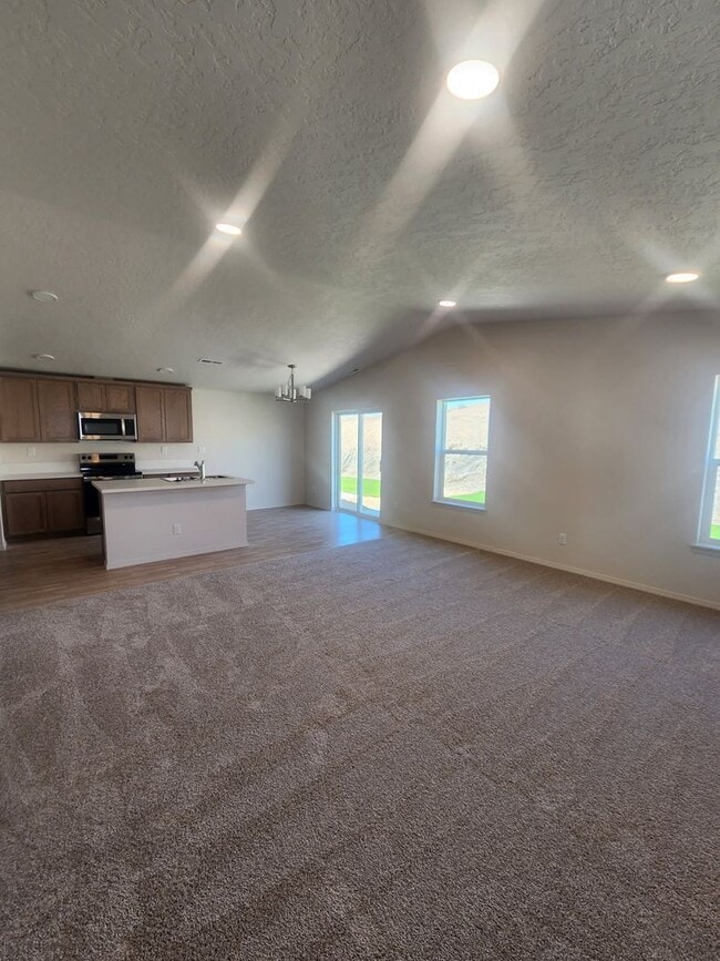 Building Photo - Open House Fri. 7/31, 11am-1pm and 4pm-6pm
