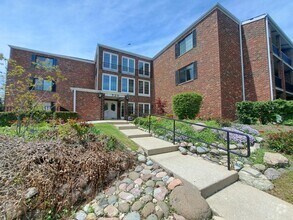 Building Photo - 520 Biesterfield Rd