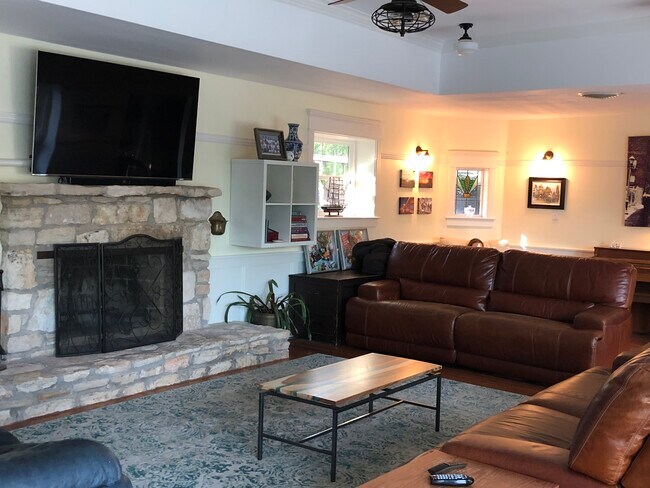 Living Room - 17913 Lafayette Park Rd