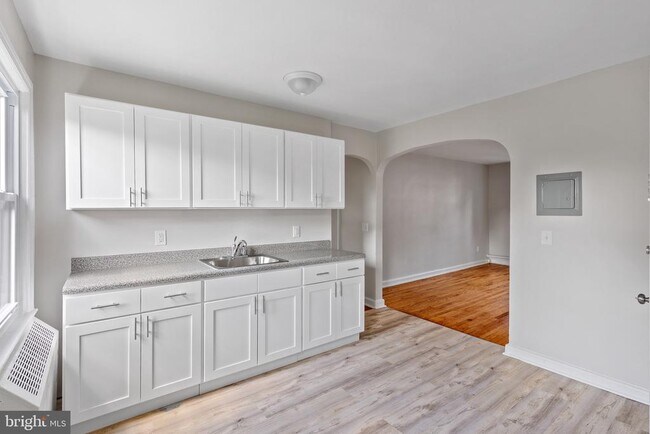 Building Photo - 56 W Maple Ave