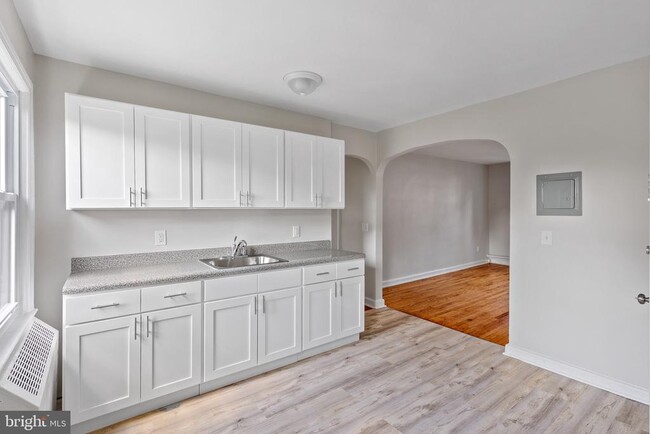 Building Photo - 56 W Maple Ave